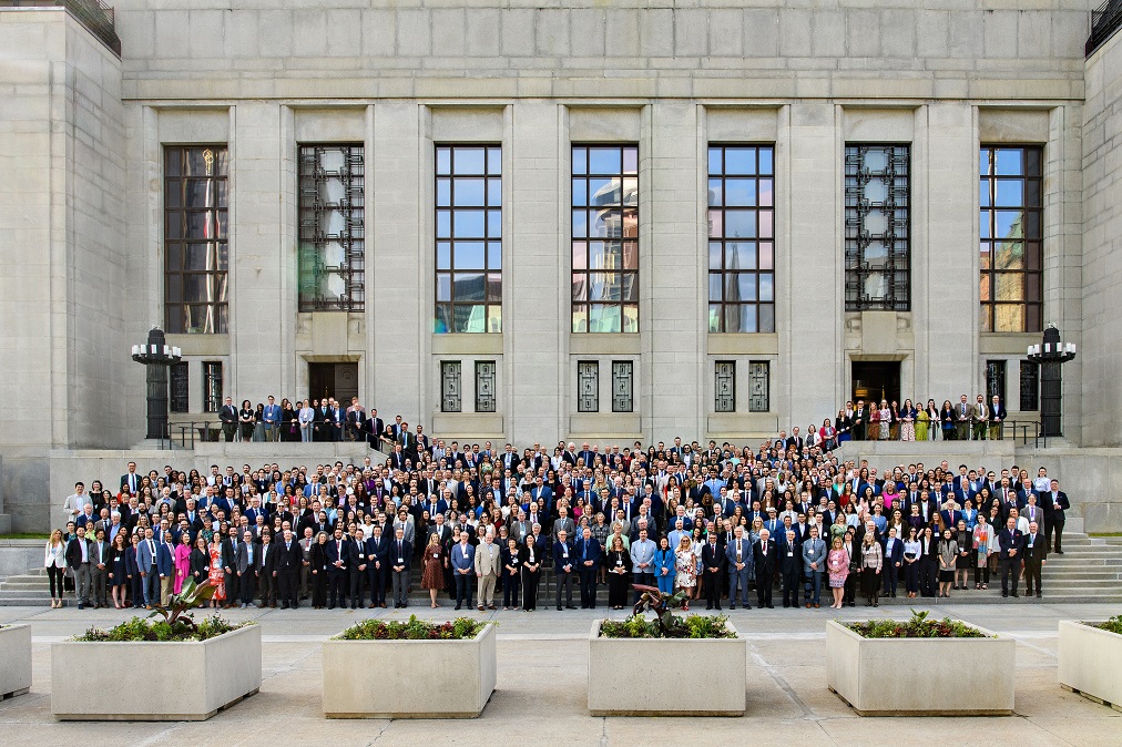 Une photo de groupe des participants à la rencontre des auxiliaires juridiques, prise sur les marches avant de l’édifice de la Cour suprême