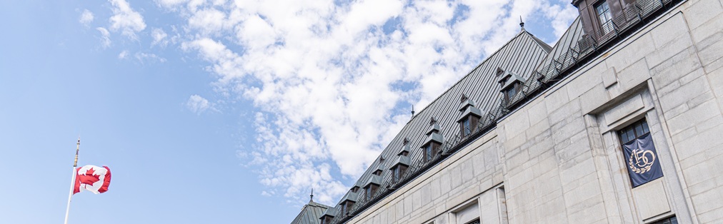 Le drapeau canadien qui flotte devant l’édifice de la Cour suprême du Canada