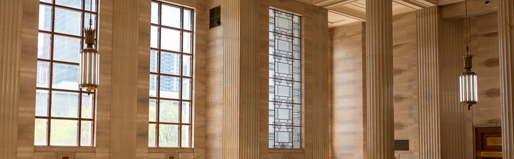 Les fenêtres dans le hall d’honneur de la Cour suprême du Canada