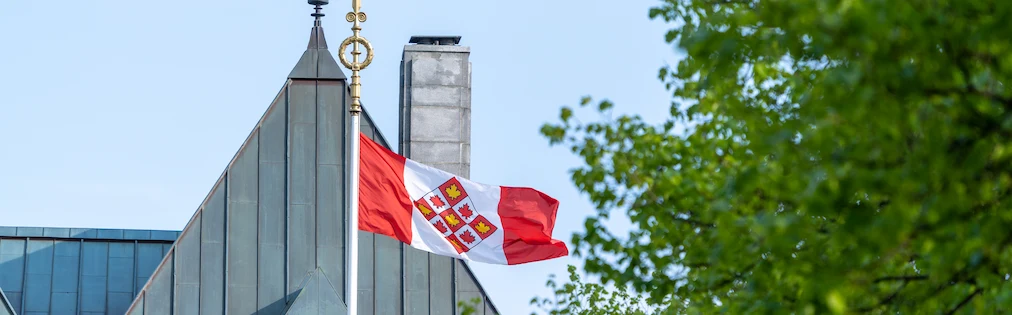 Le drapeau de la Cour suprême du Canada qui flotte devant l’édifice
