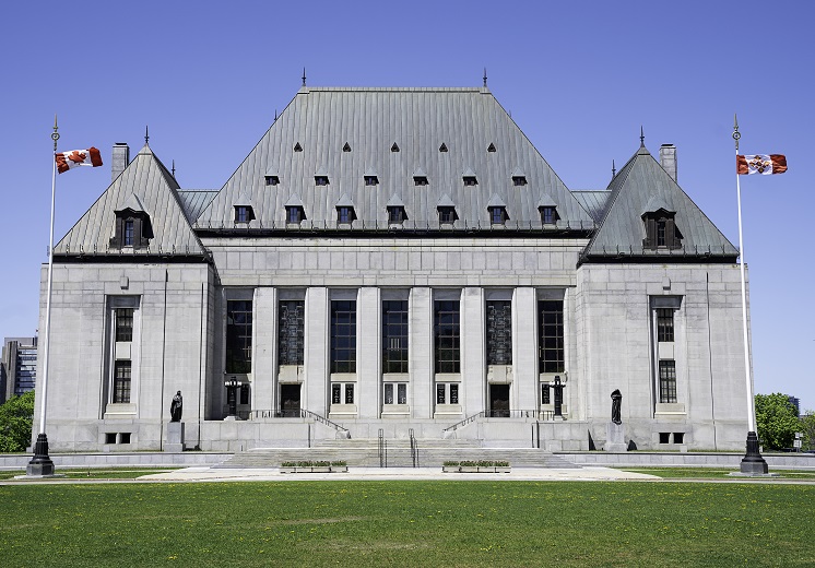Vue de face de l&rsquo;édifice de la Cour suprême du Canada.