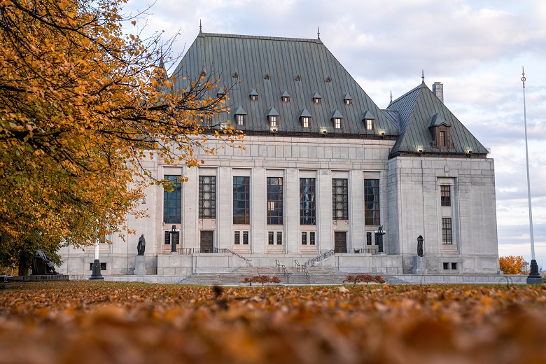 L&rsquo;édifice de la Cour suprême du Canada (vue automnale).