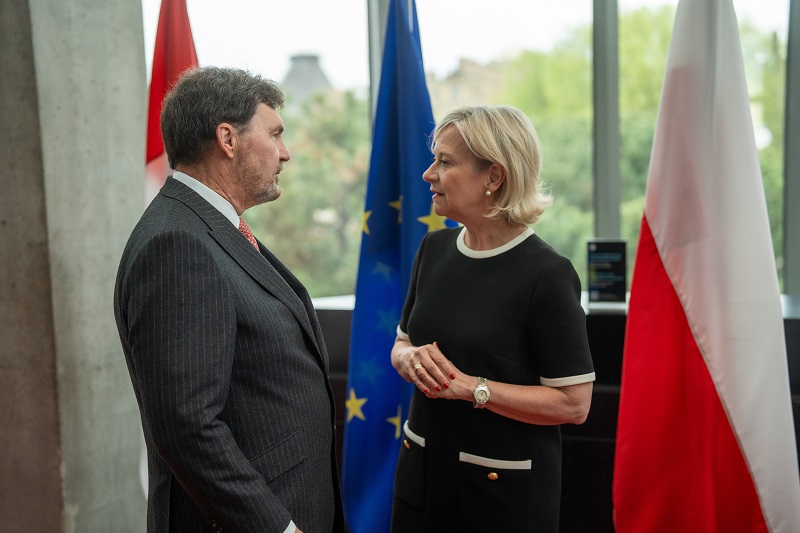The Chief Justice speaking with the EU Ambassador to Canada, Geneviève Tuts