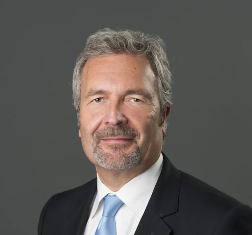 Le juge Glenn D. Joyal en tenue d’affaires