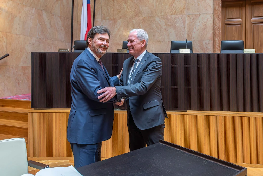 The Chief Justice shakes hands with the President of the Constitutional Court of the Czech Republic.