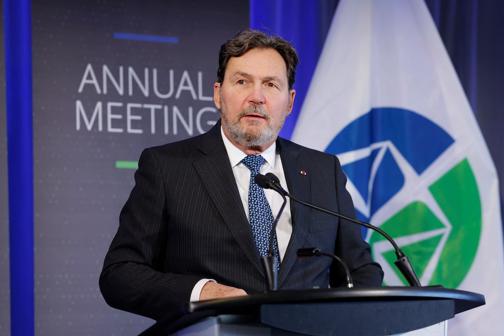 Chief Justice Richard Wagner speaks at a podium in front of a banner reading “Annual Meeting”
