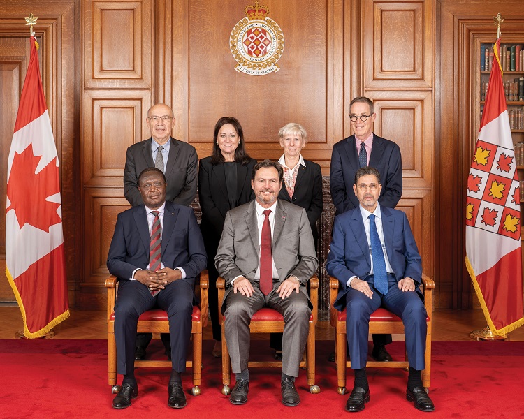 Photo de groupe avec le juge en chef Wagner, les juges Côté et Kasirer et des représentants de l’Association des hautes juridictions de cassation des pays ayant en partage l’usage du français