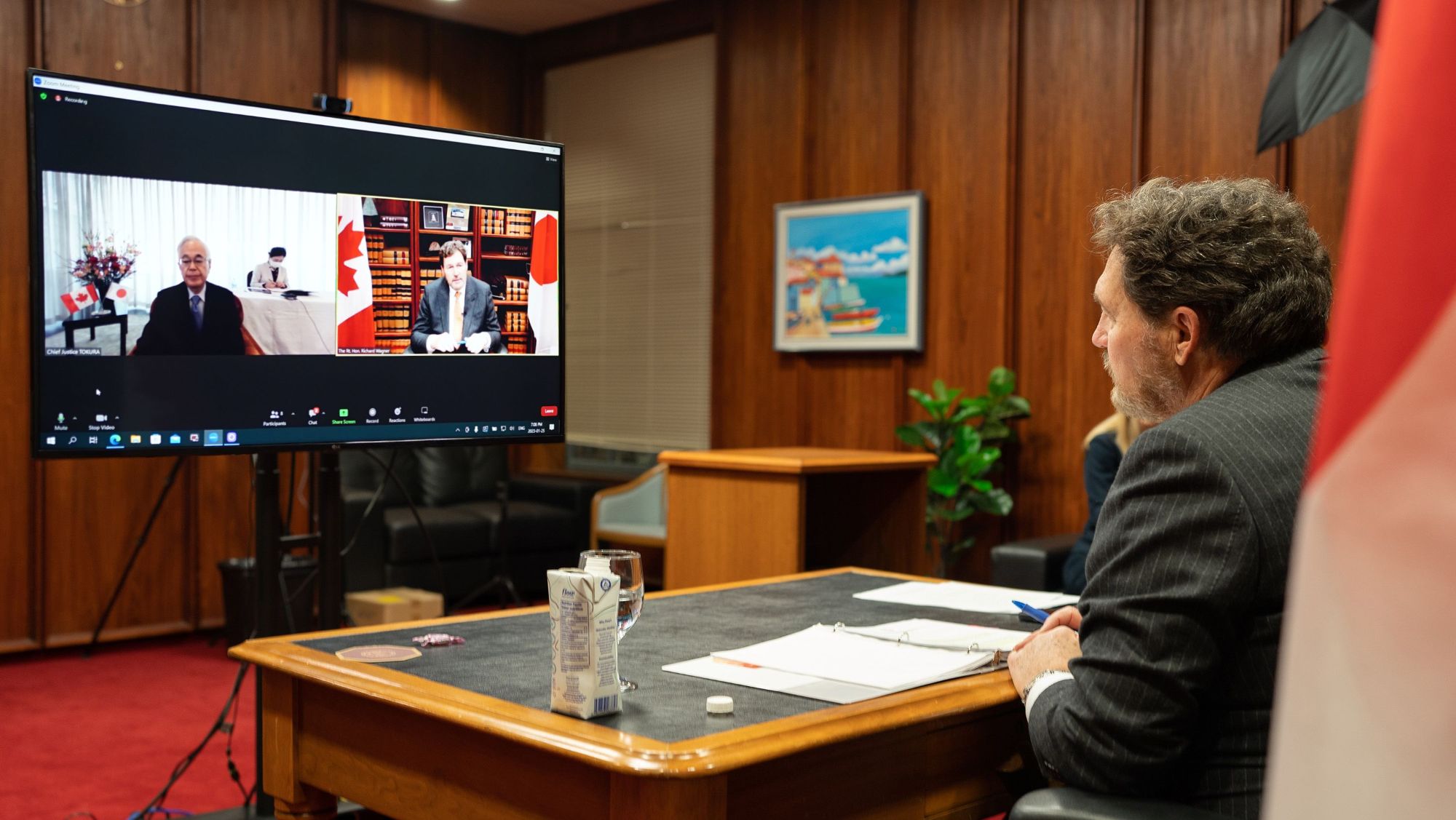 Le juge en chef Wagner et le juge en chef du Japon Saburo Tokura