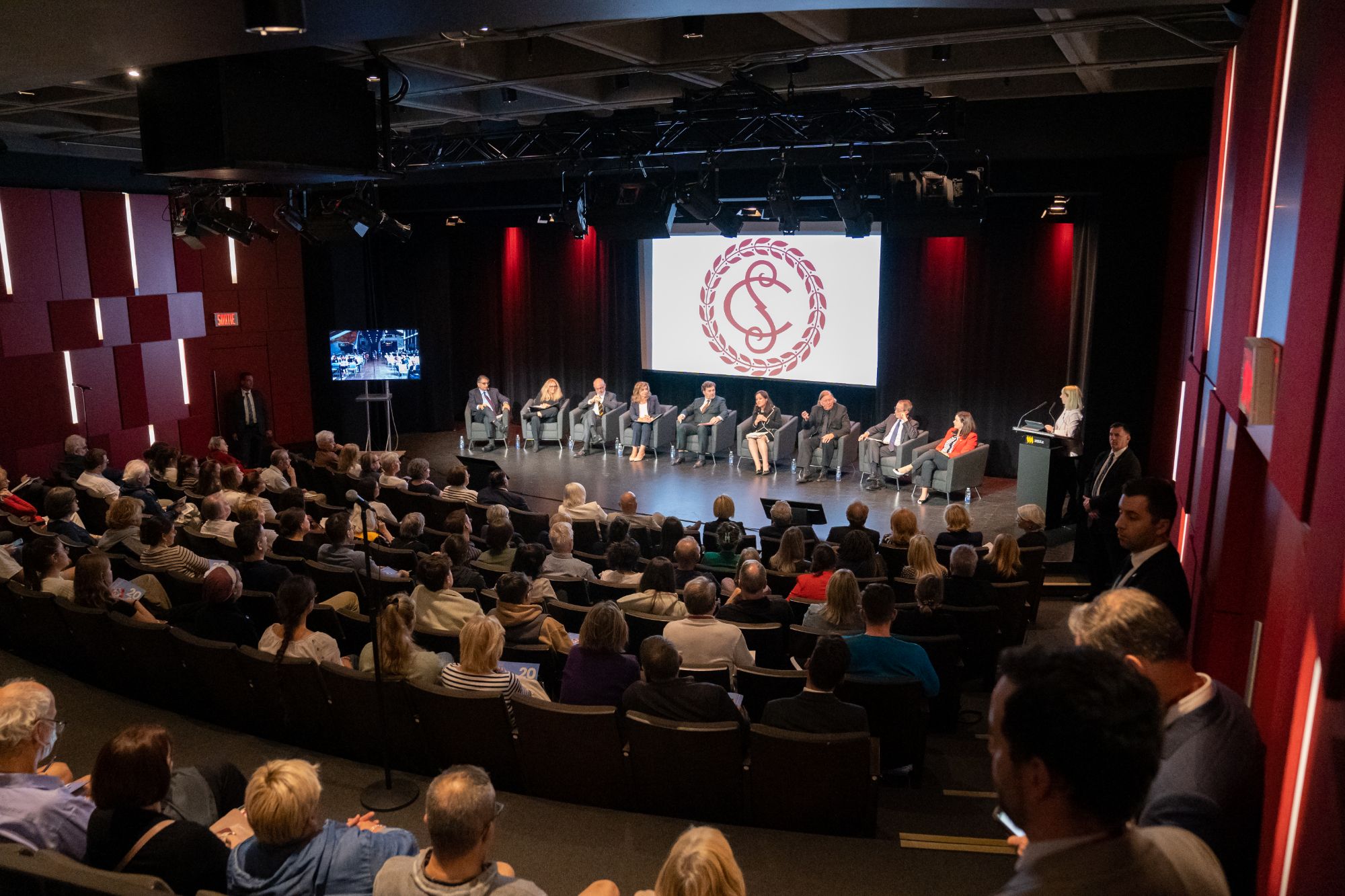 Les juges sur une scène devant des gens